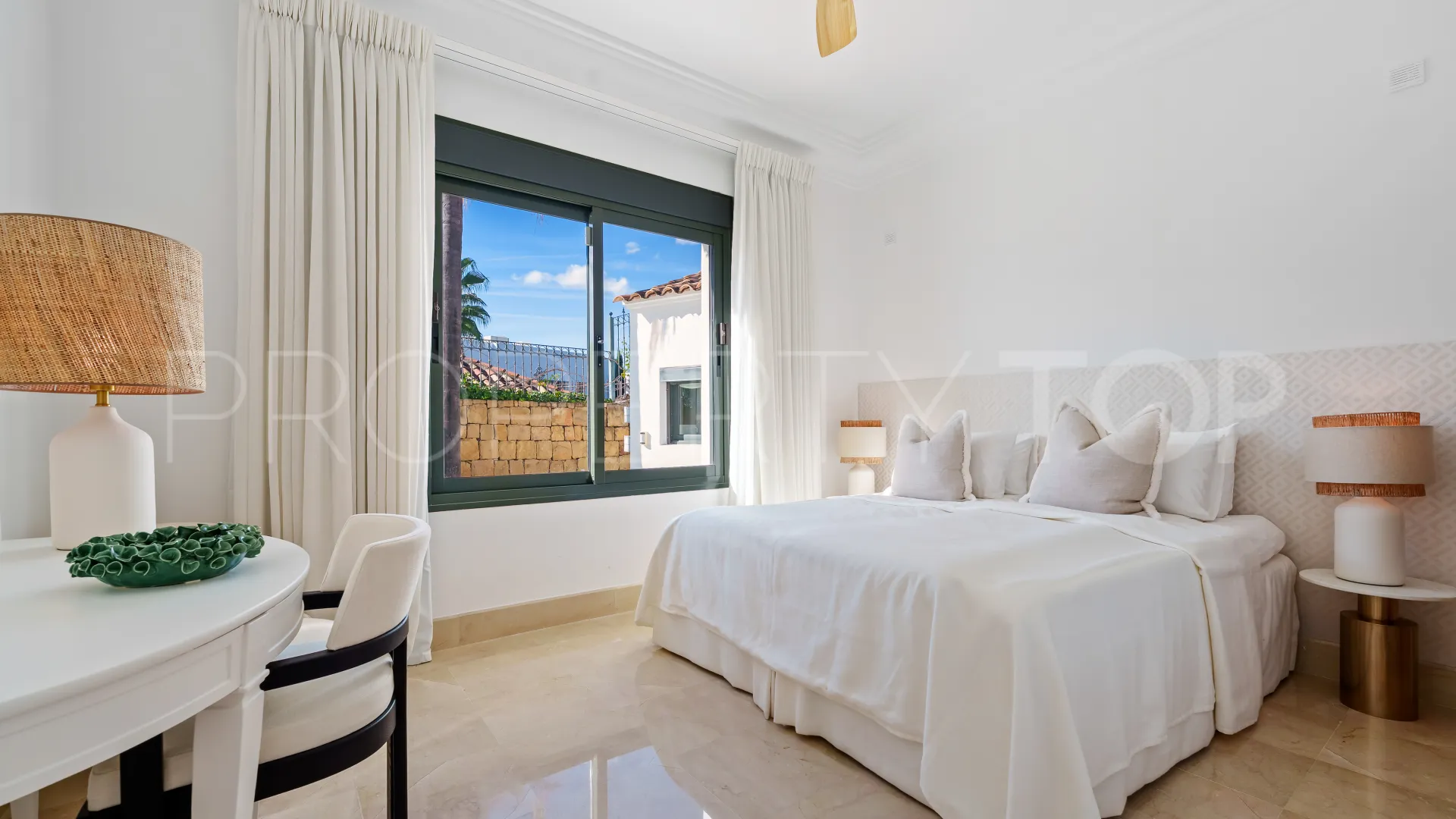 For sale villa in Nueva Andalucia