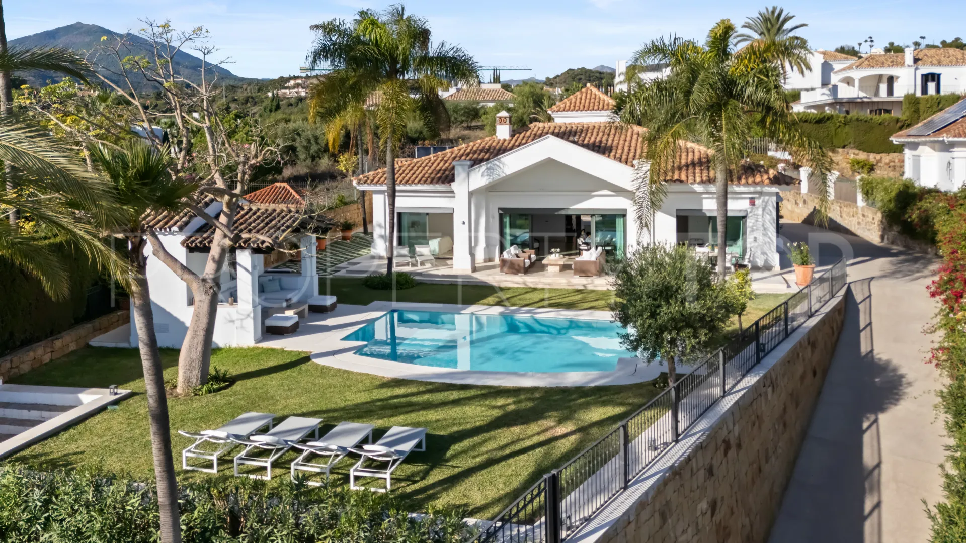 For sale villa in Nueva Andalucia