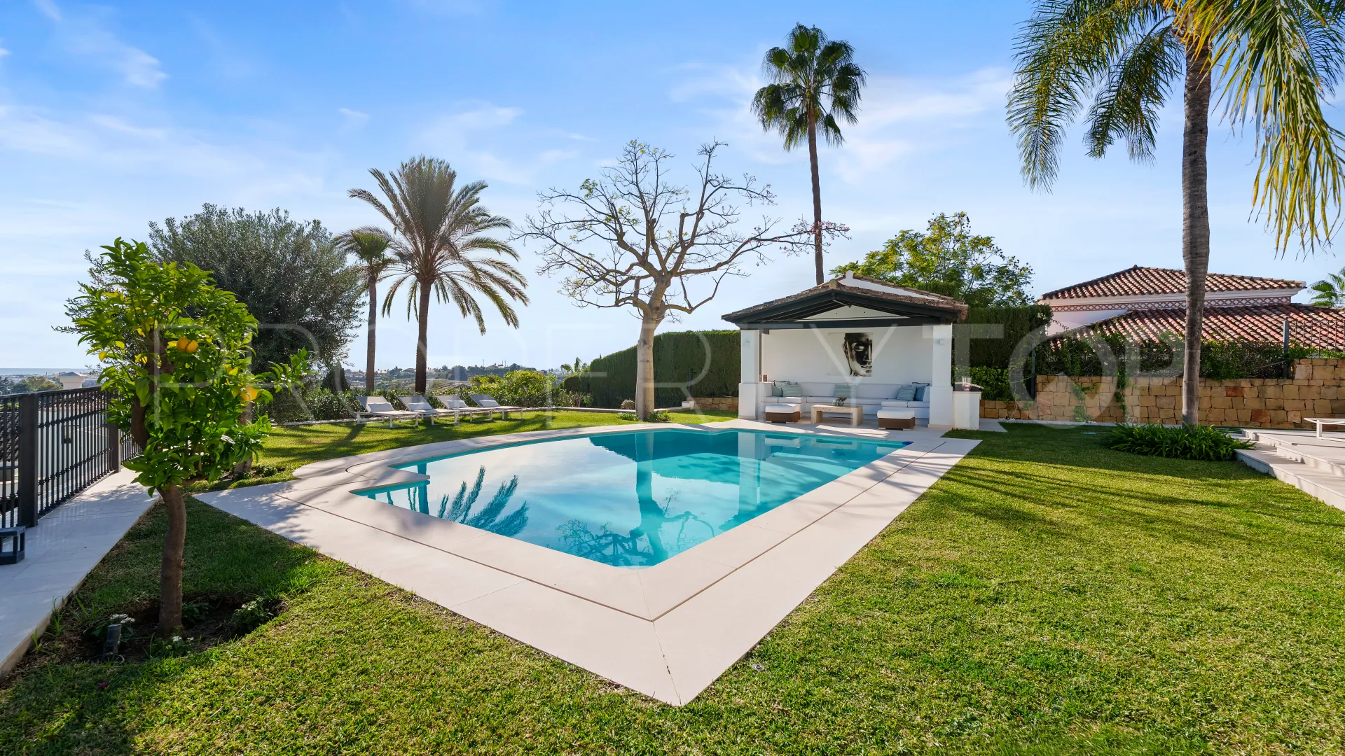 For sale villa in Nueva Andalucia