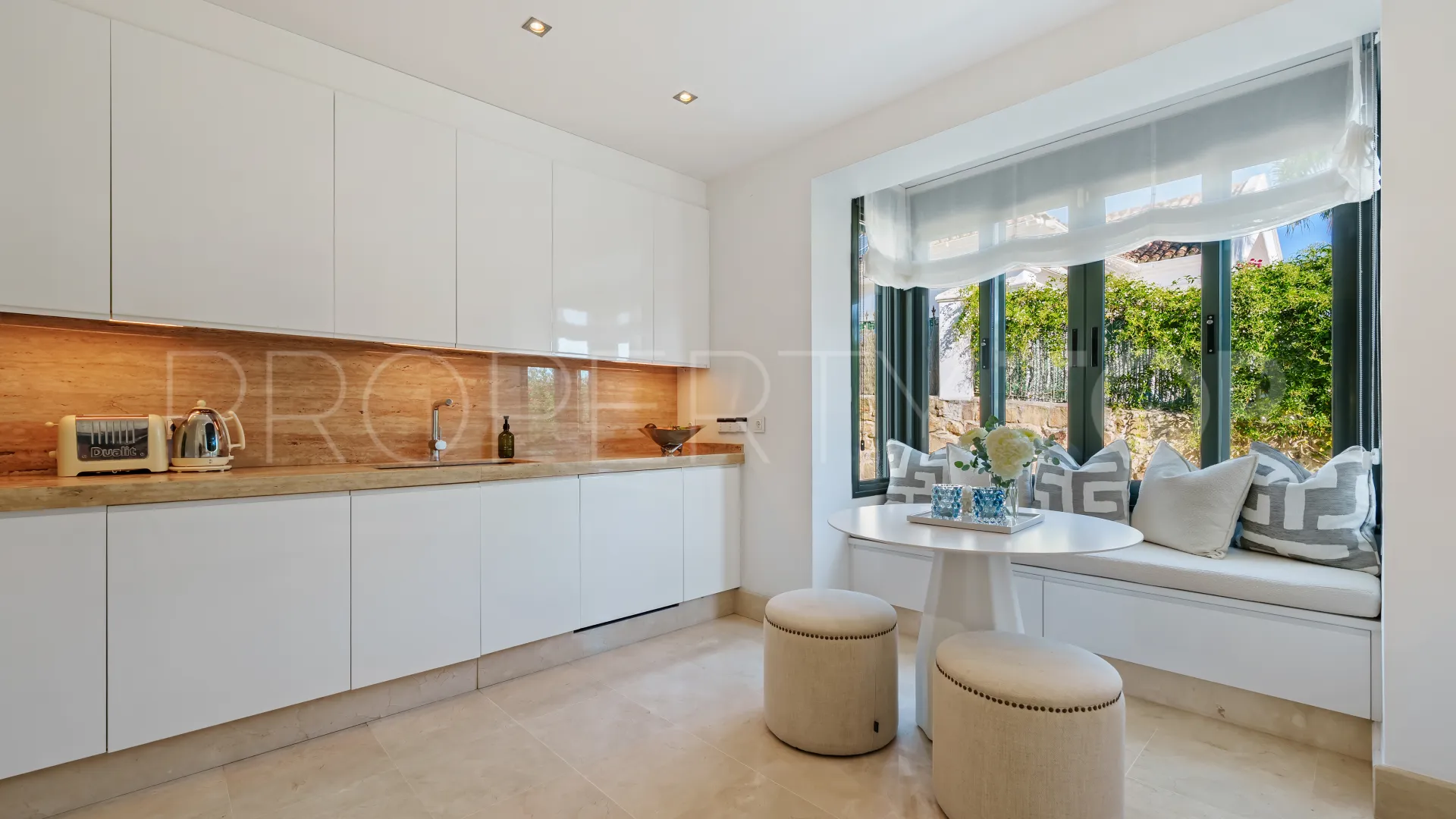 For sale villa in Nueva Andalucia