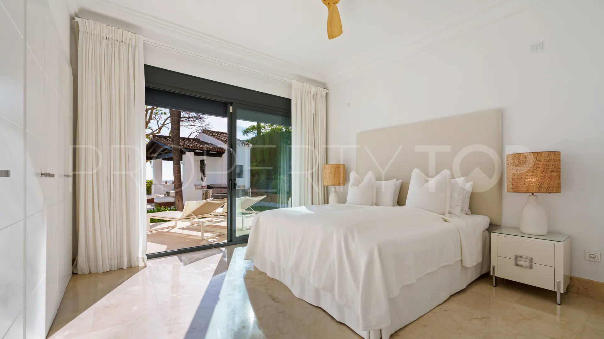 For sale villa in Nueva Andalucia