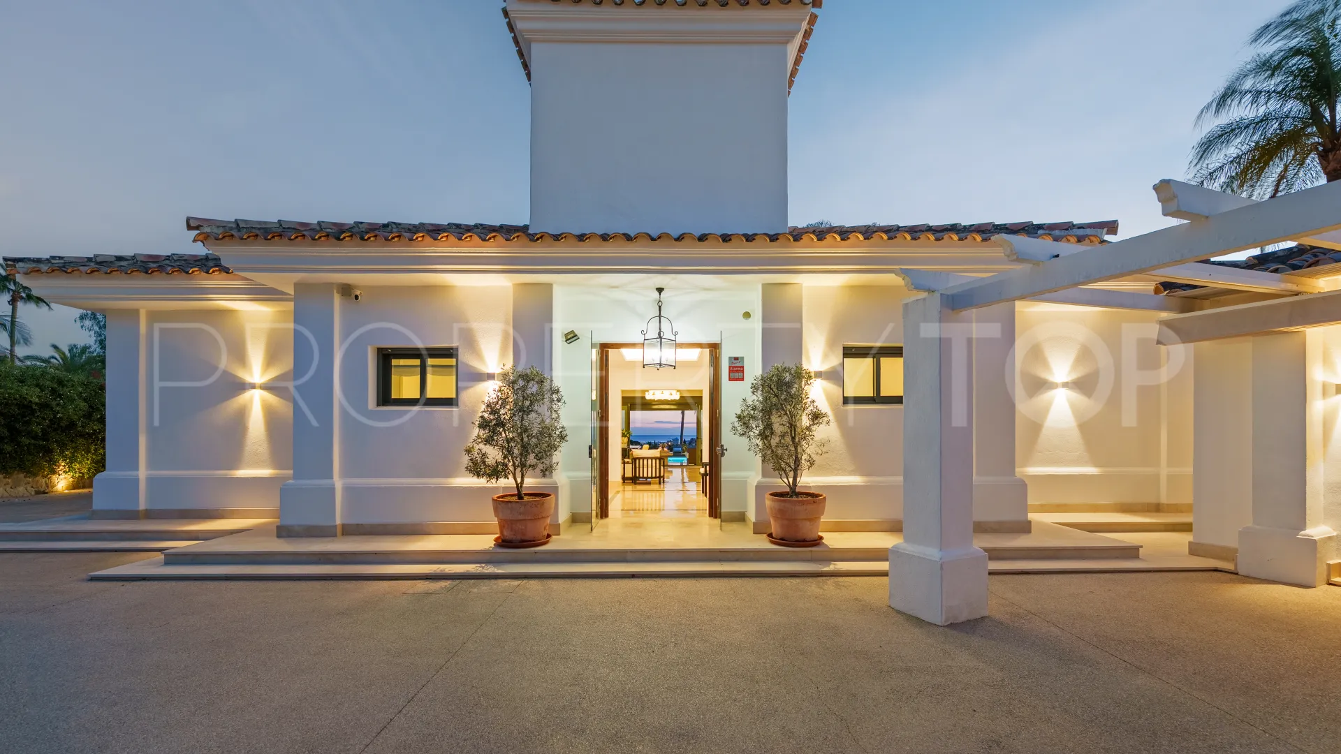 For sale villa in Nueva Andalucia