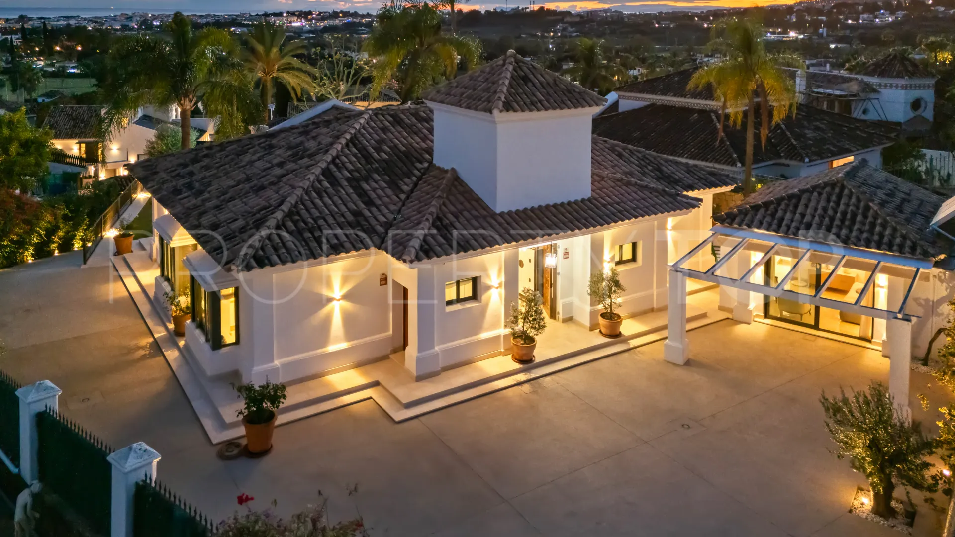 For sale villa in Nueva Andalucia