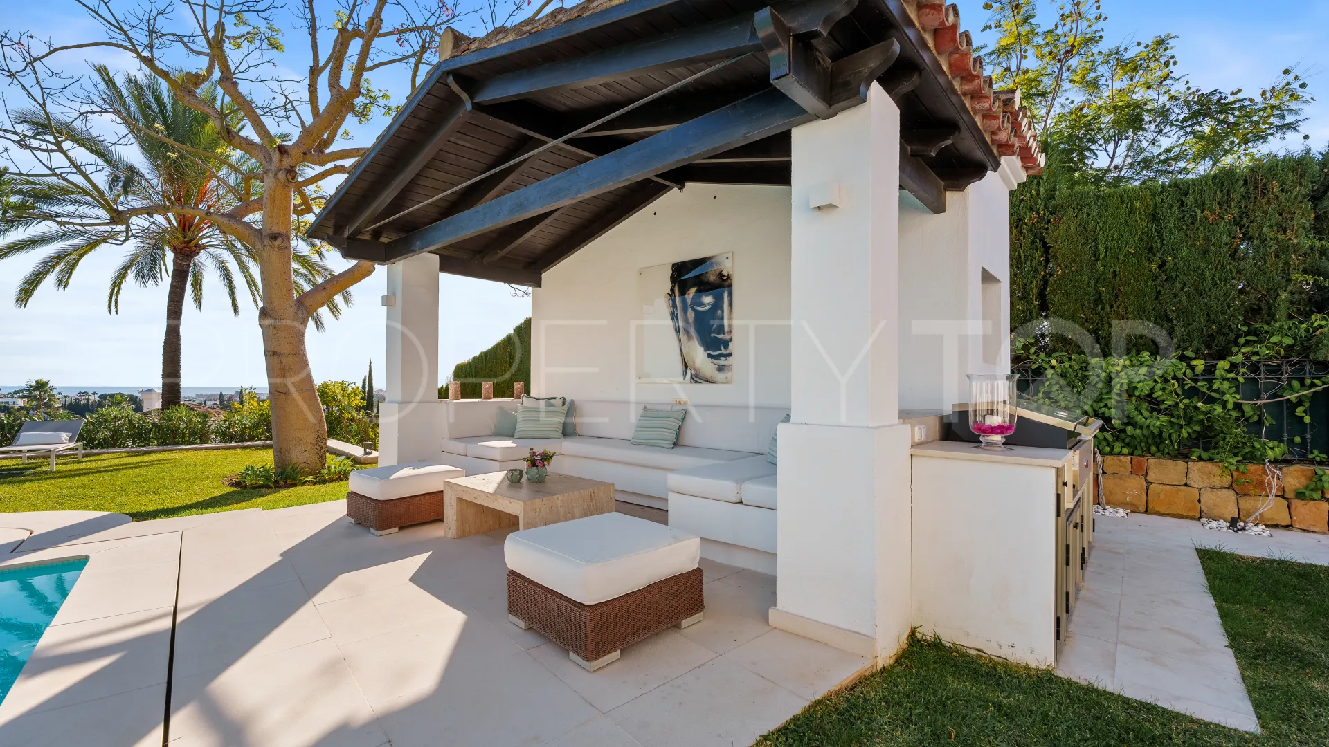 For sale villa in Nueva Andalucia