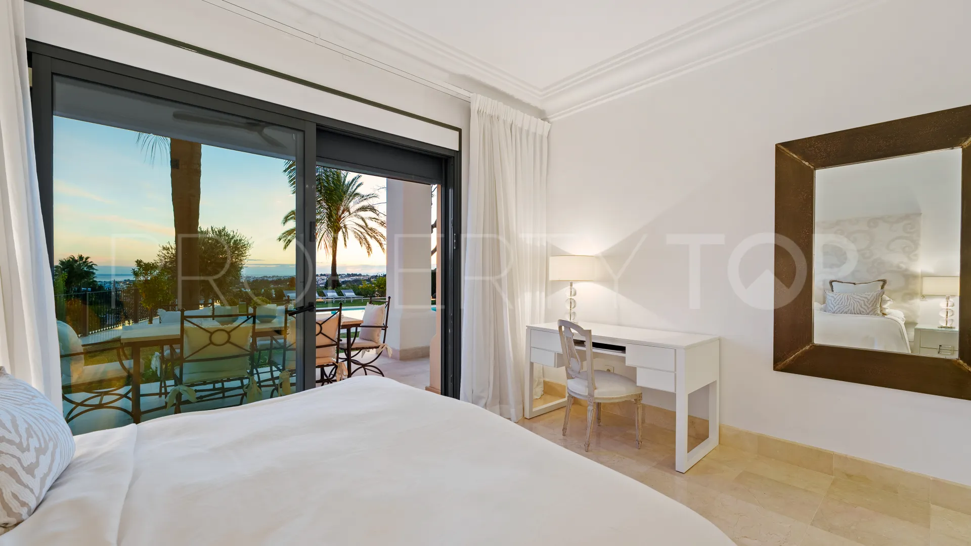 For sale villa in Nueva Andalucia