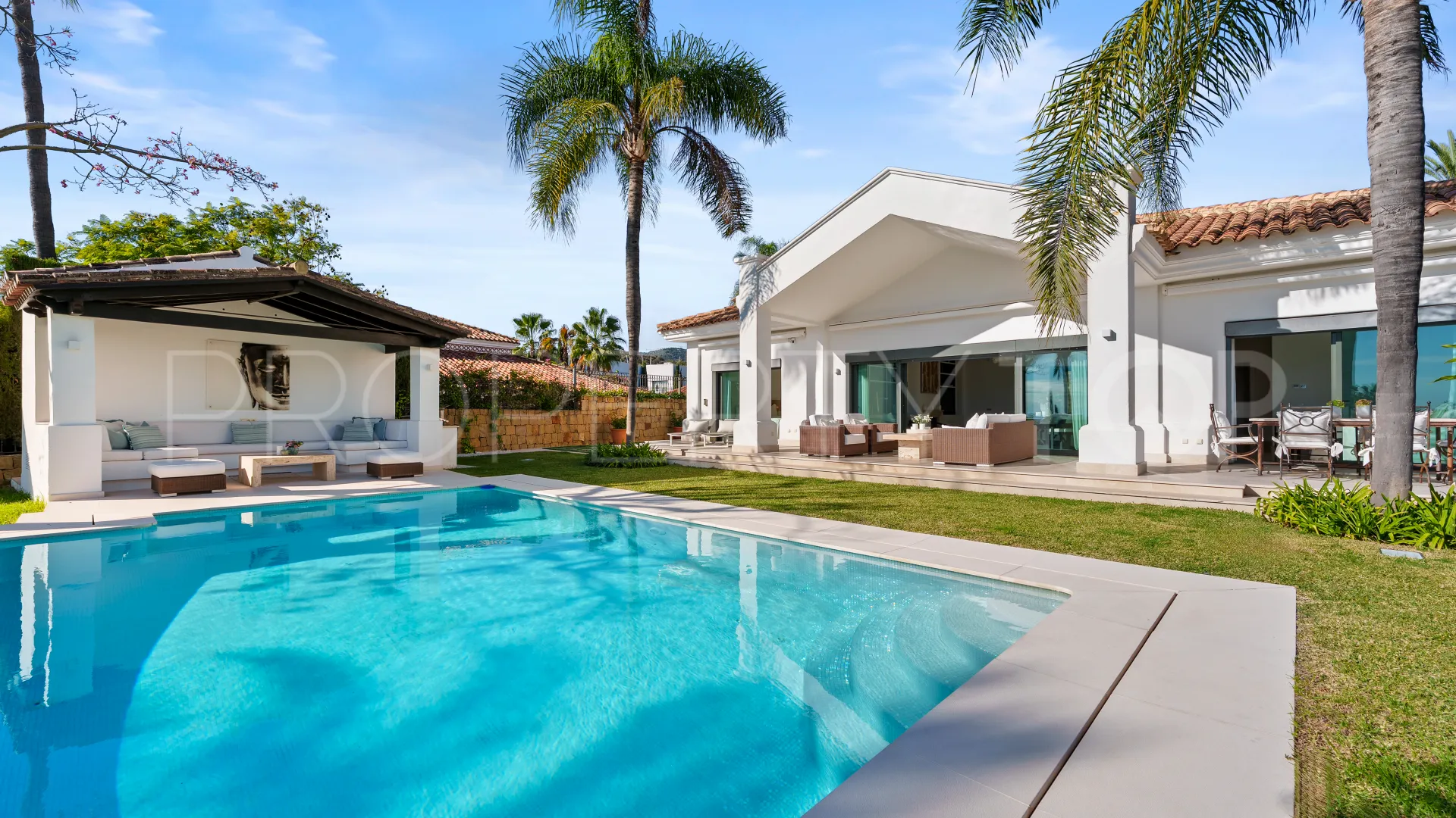 For sale villa in Nueva Andalucia