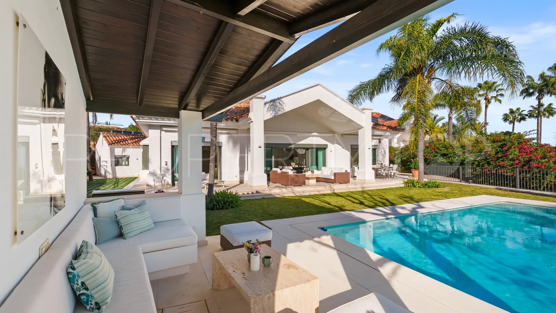 For sale villa in Nueva Andalucia