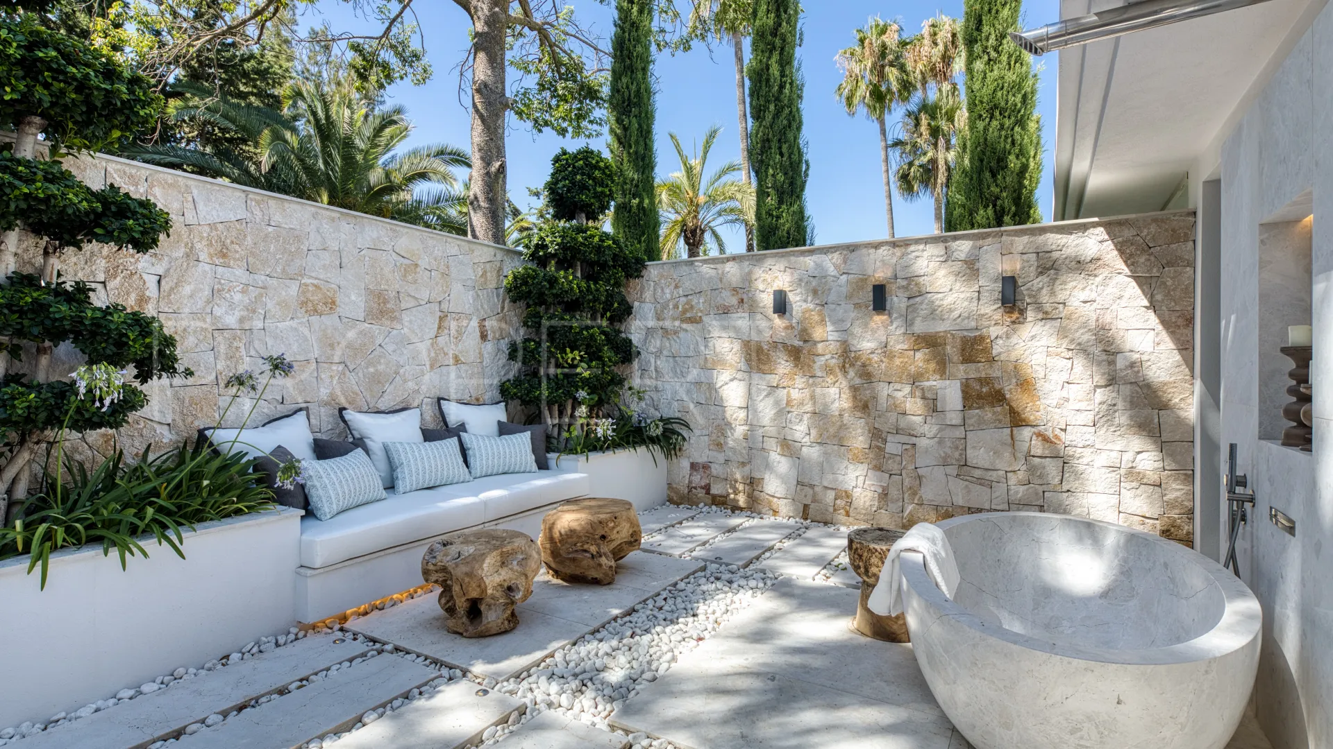 Comprar villa en Las Brisas con 7 dormitorios