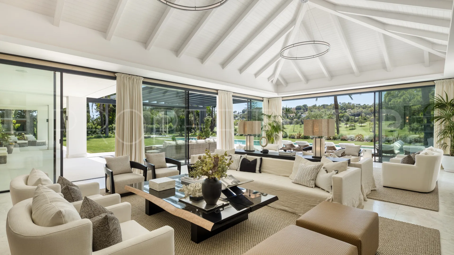 Comprar villa en Las Brisas con 7 dormitorios