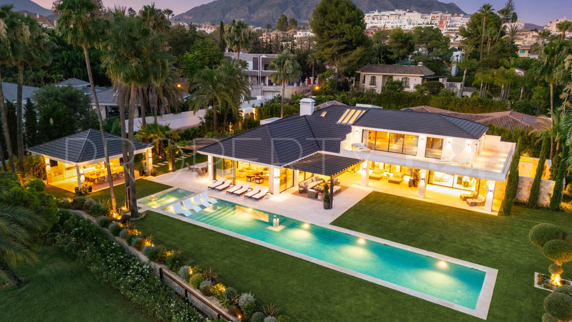 Comprar villa en Las Brisas con 7 dormitorios