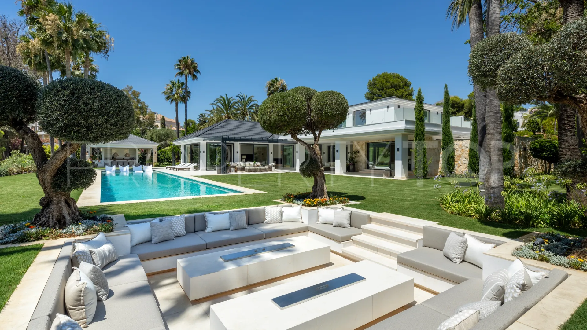 Comprar villa en Las Brisas con 7 dormitorios