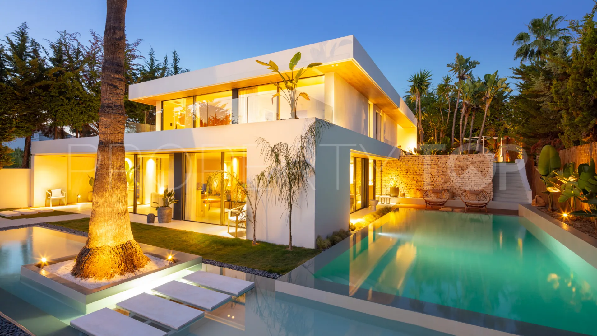 For sale villa with 4 bedrooms in Nueva Andalucia