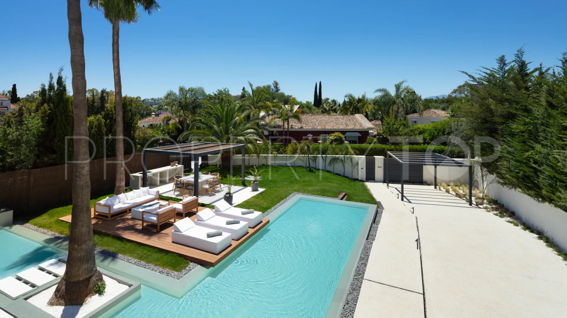 For sale villa with 4 bedrooms in Nueva Andalucia