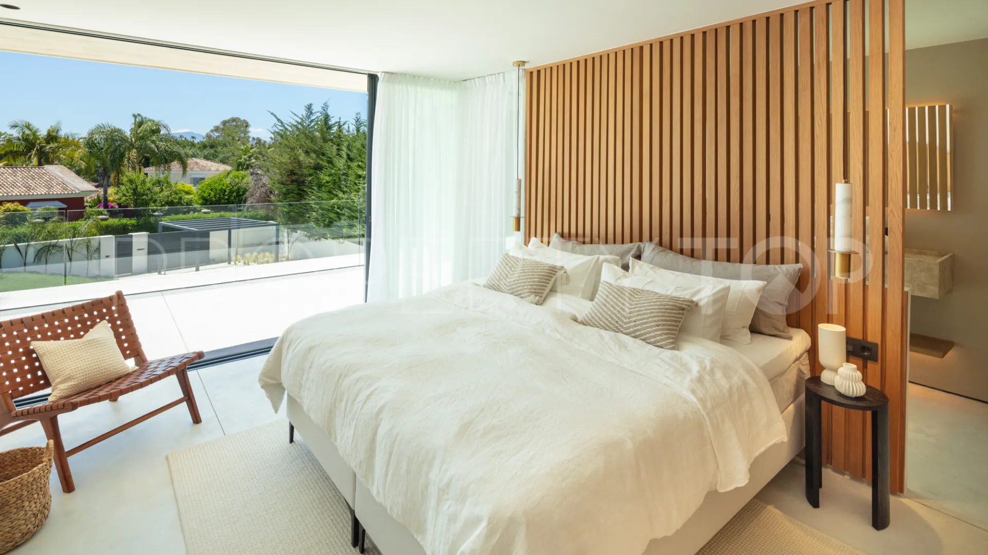 For sale villa with 4 bedrooms in Nueva Andalucia