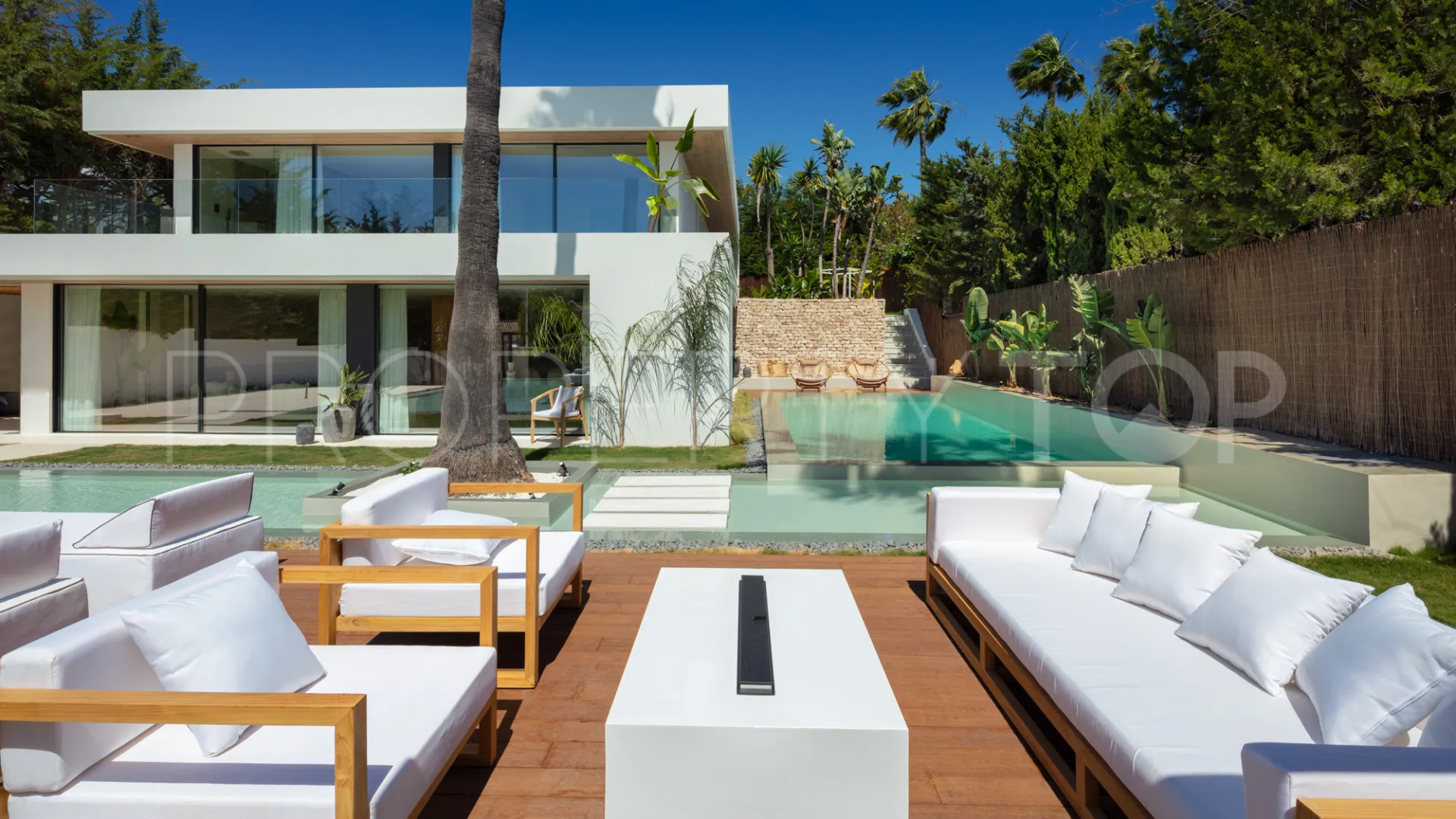 For sale villa with 4 bedrooms in Nueva Andalucia