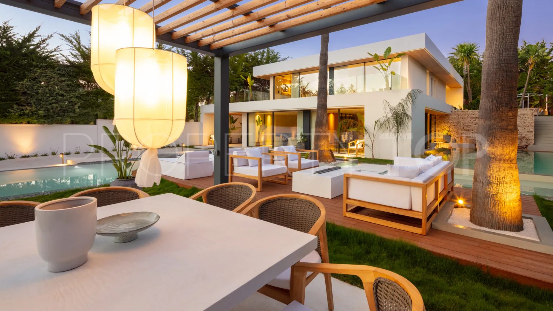 For sale villa with 4 bedrooms in Nueva Andalucia