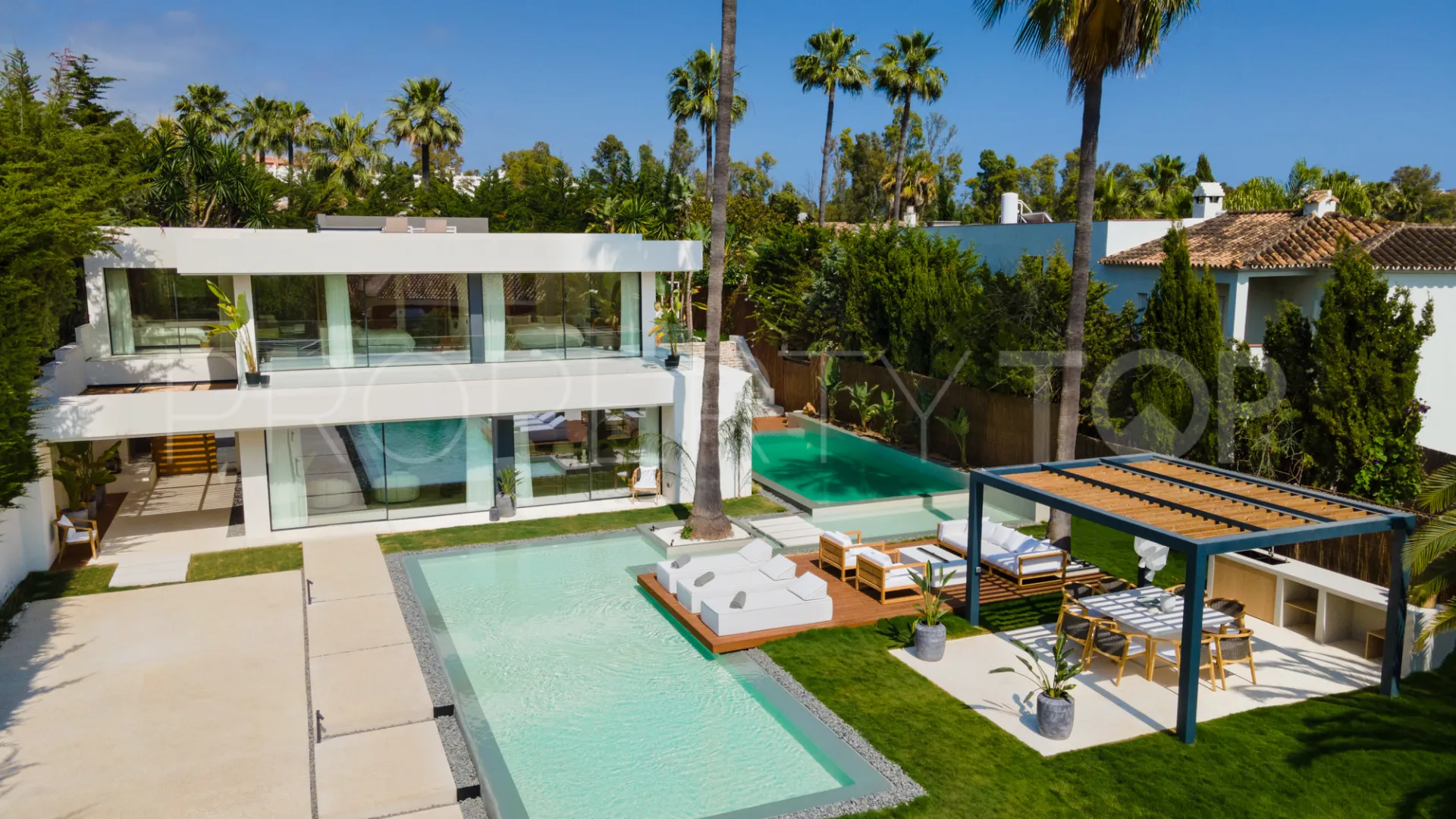 For sale villa with 4 bedrooms in Nueva Andalucia