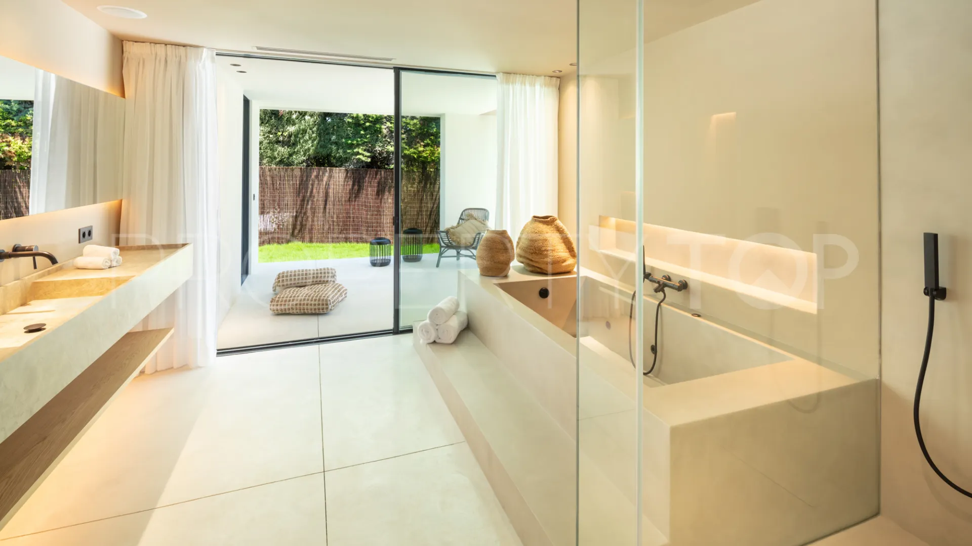 For sale villa with 4 bedrooms in Nueva Andalucia