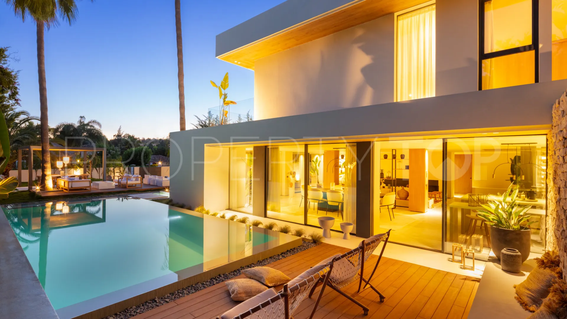 For sale villa with 4 bedrooms in Nueva Andalucia
