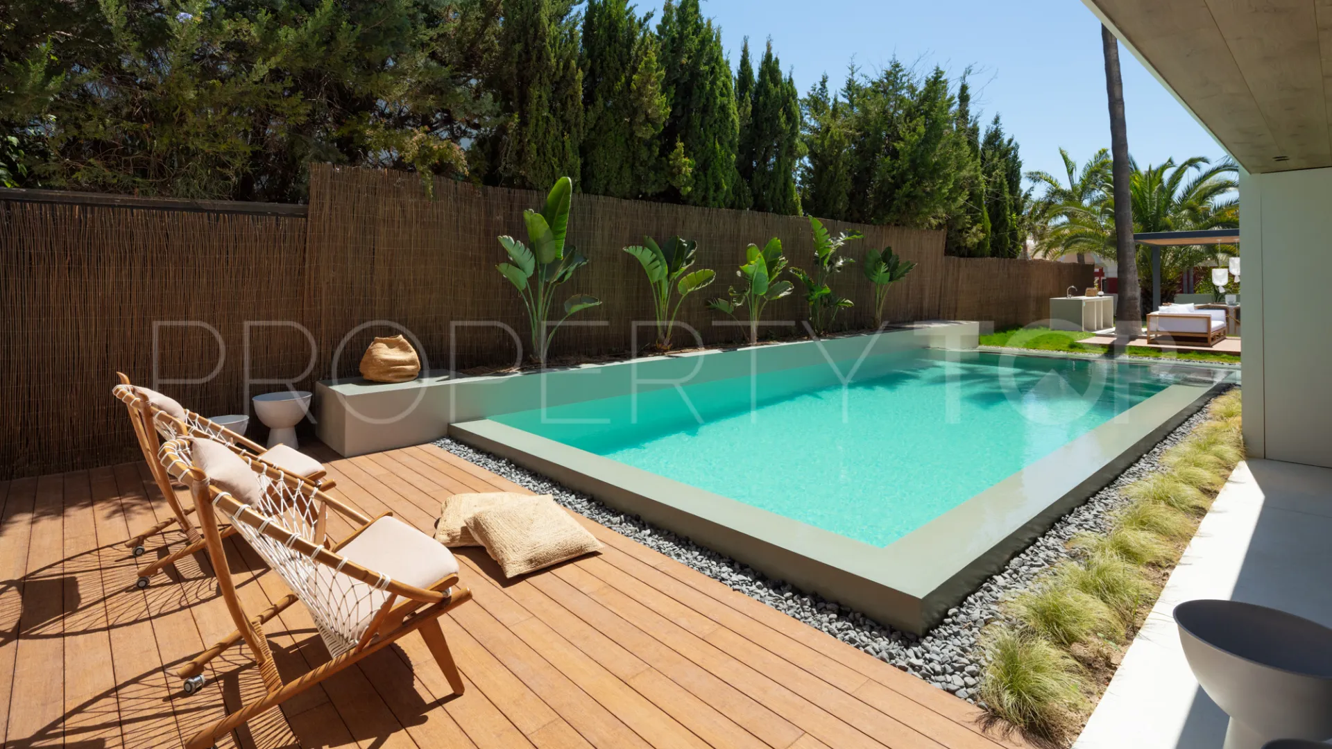 For sale villa with 4 bedrooms in Nueva Andalucia