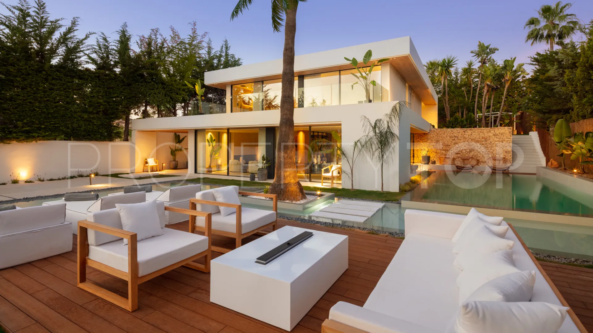 For sale villa with 4 bedrooms in Nueva Andalucia