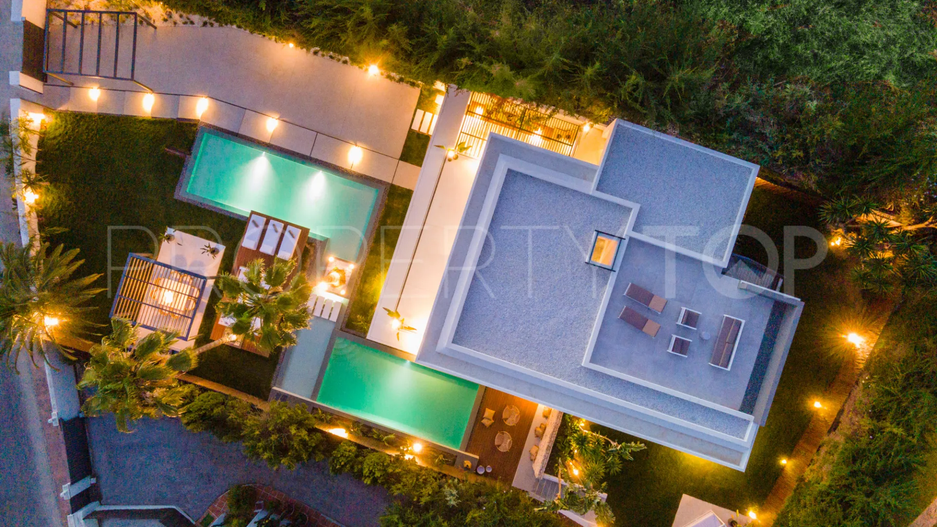 For sale villa with 4 bedrooms in Nueva Andalucia