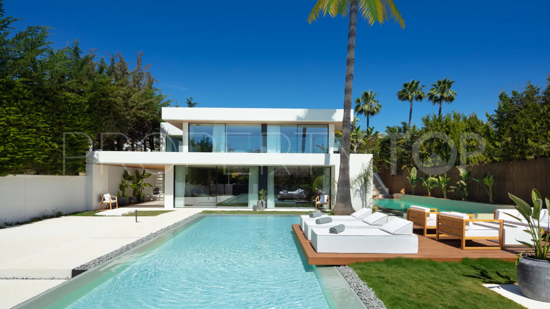 For sale villa with 4 bedrooms in Nueva Andalucia