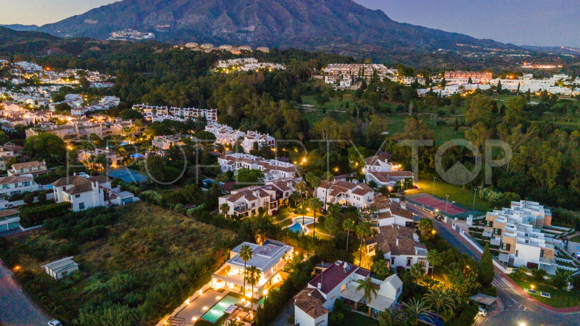 For sale villa with 4 bedrooms in Nueva Andalucia