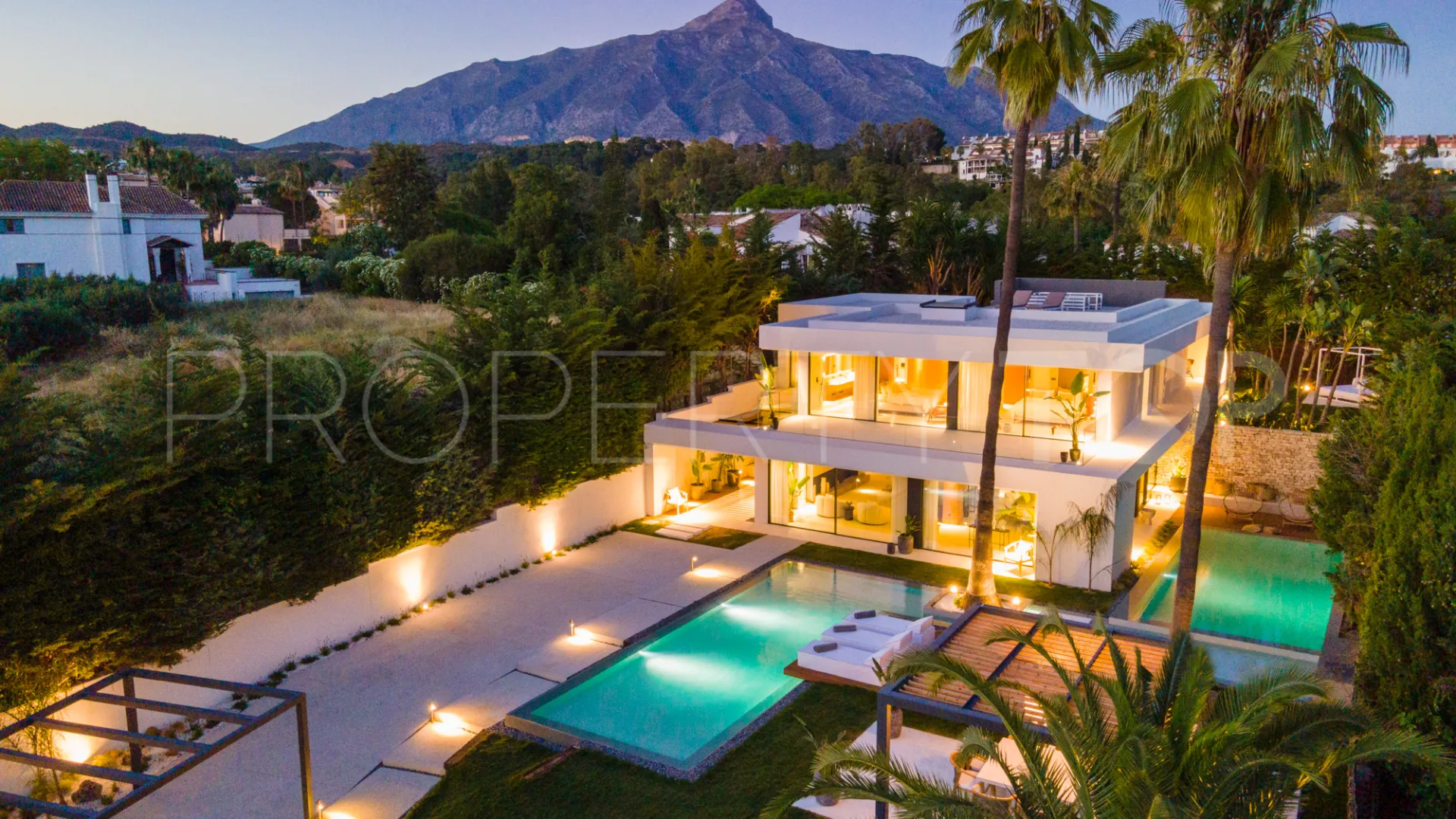 For sale villa with 4 bedrooms in Nueva Andalucia