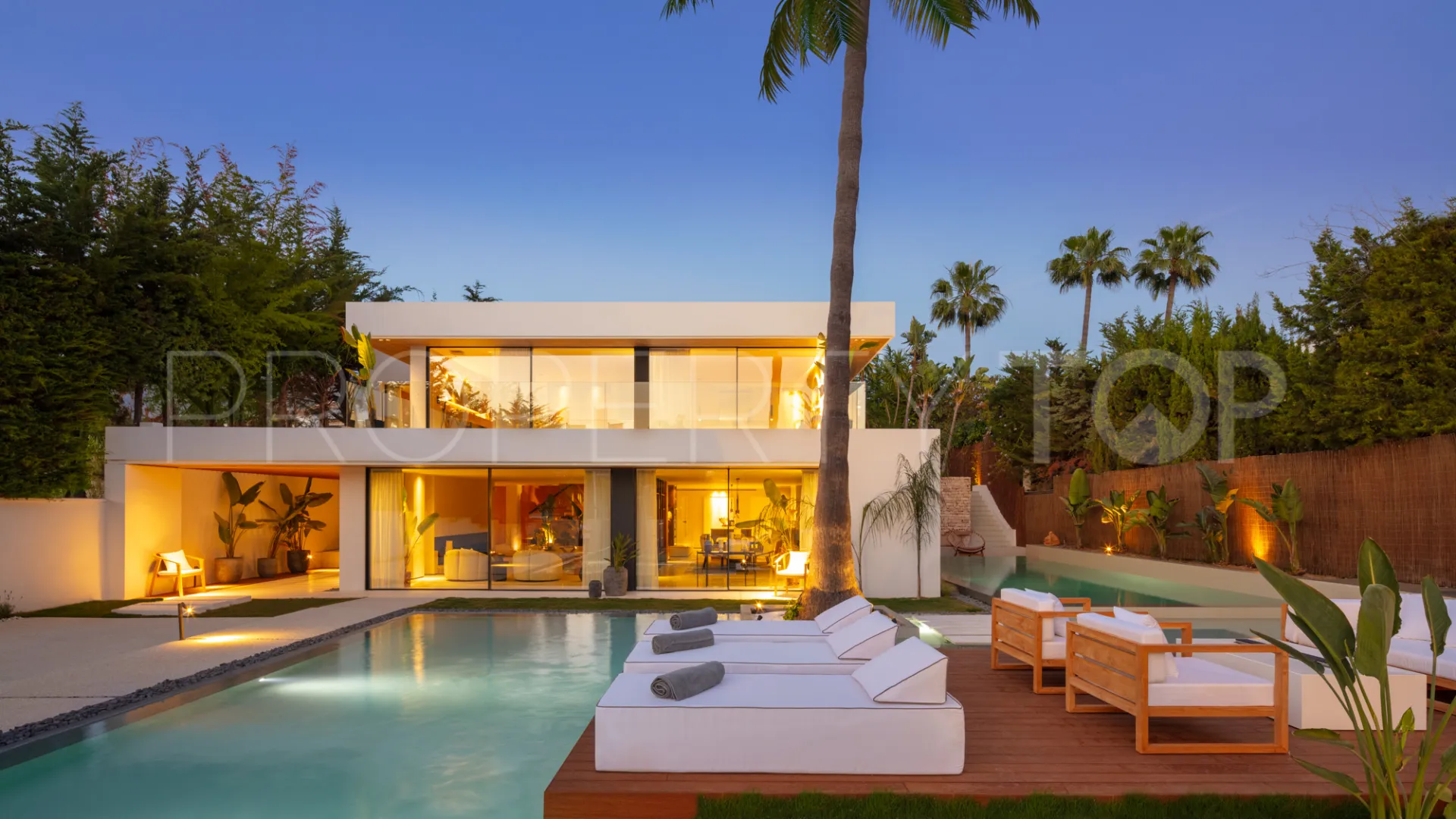 For sale villa with 4 bedrooms in Nueva Andalucia