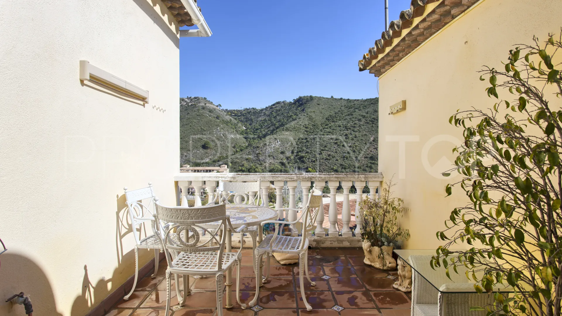 3 bedrooms Benahavis Centro town house for sale
