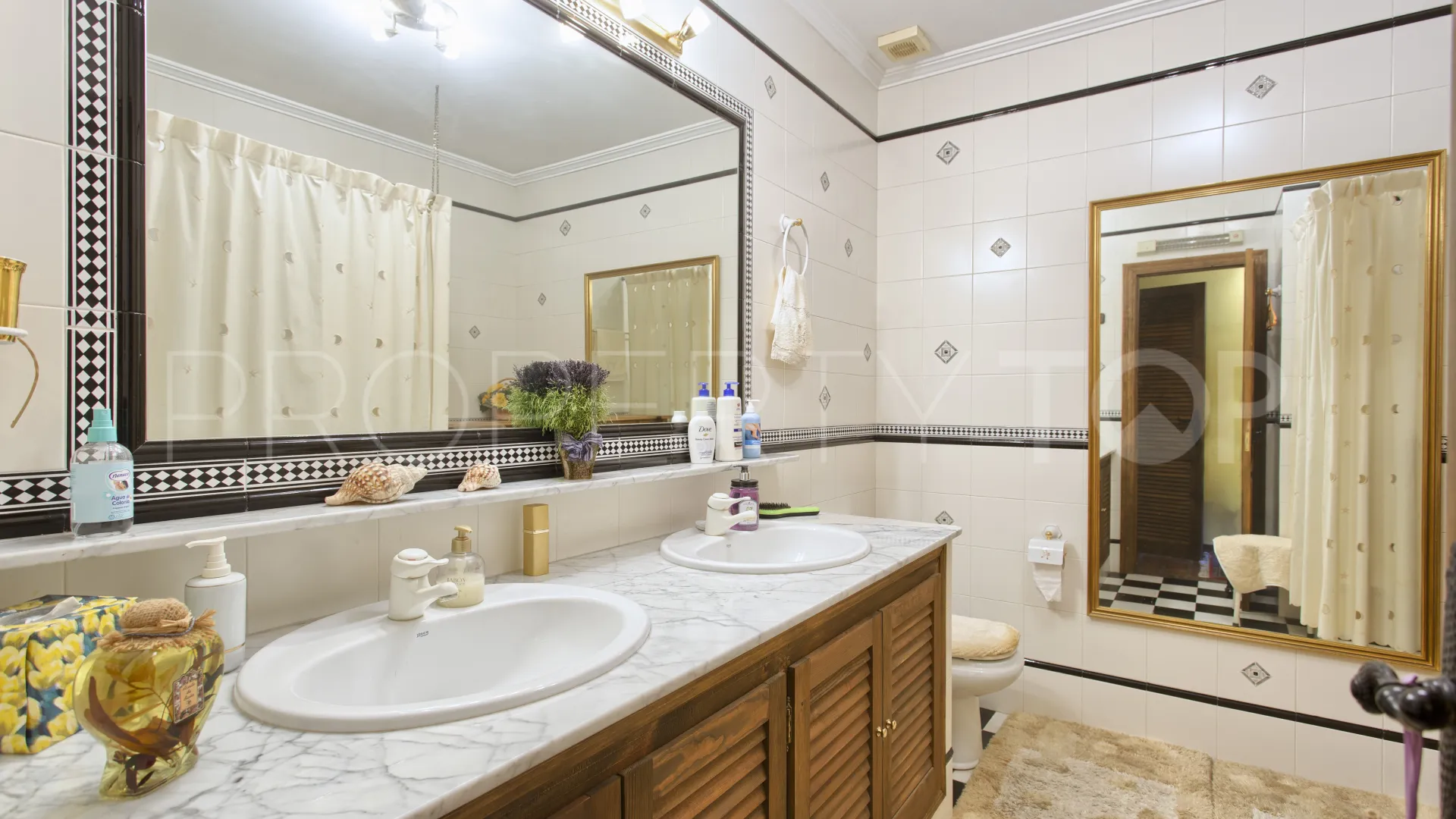 3 bedrooms Benahavis Centro town house for sale