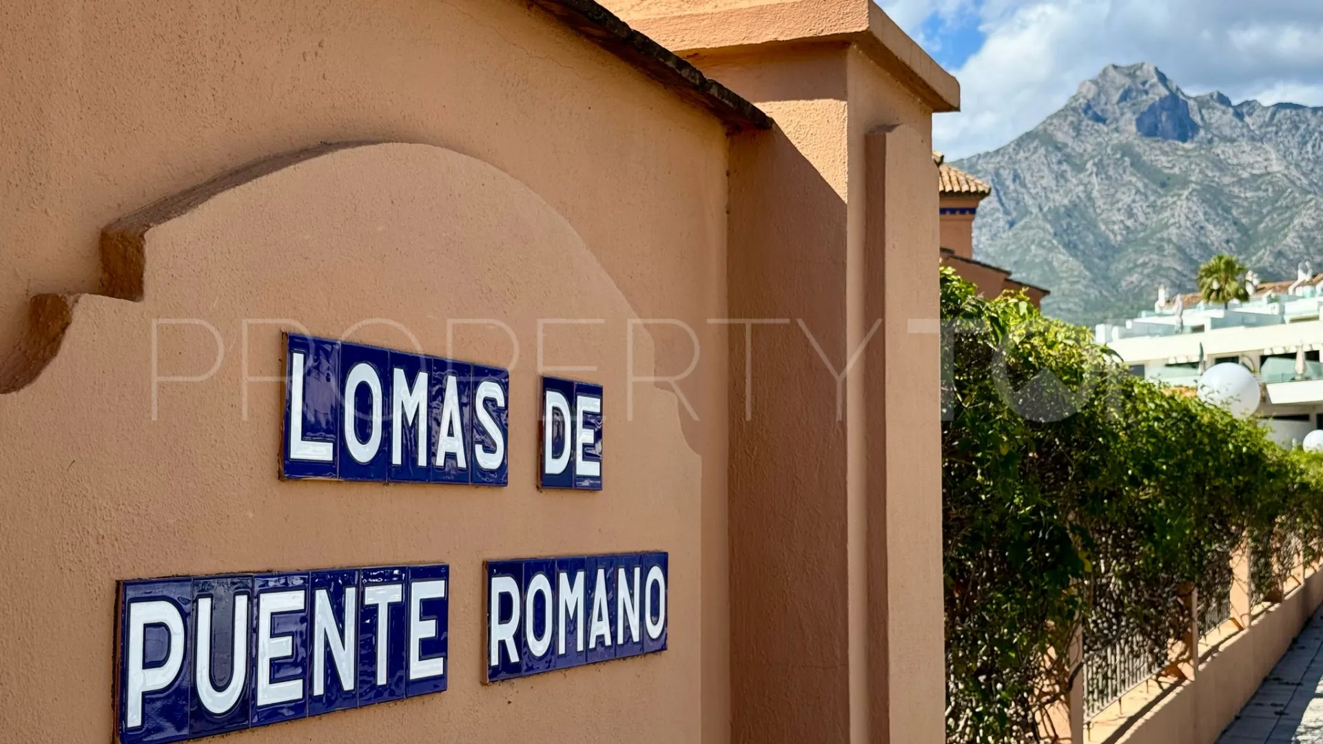Comprar pareado de 4 dormitorios en Lomas de Puente Romano