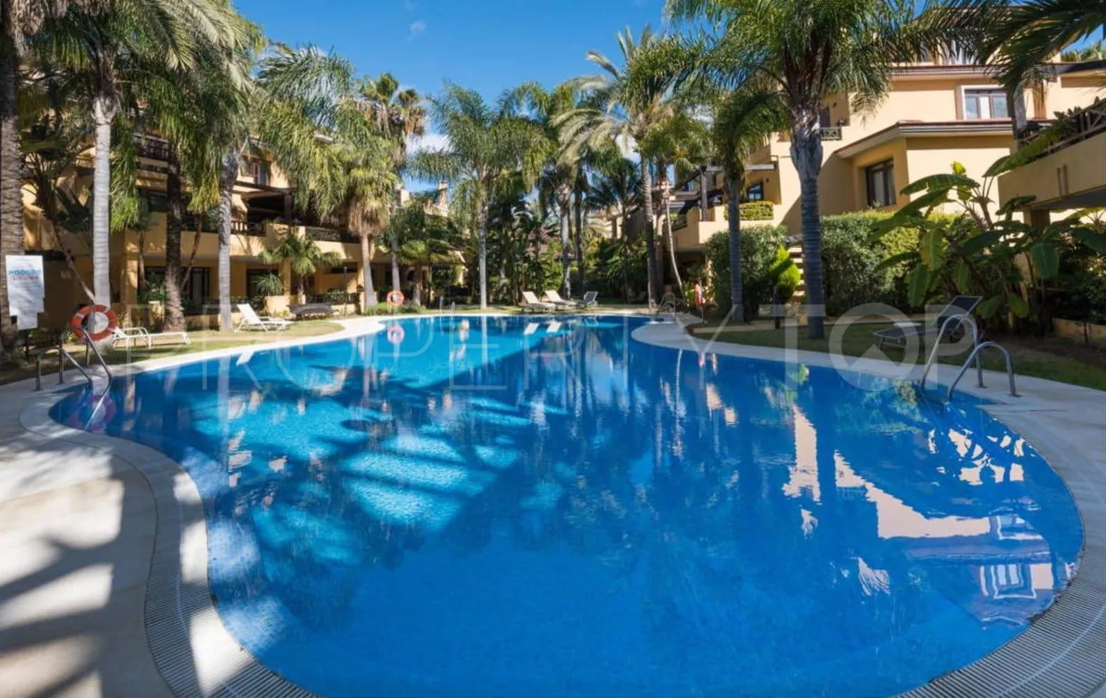 Bungalow con 3 dormitorios en venta en Bahia de Banus