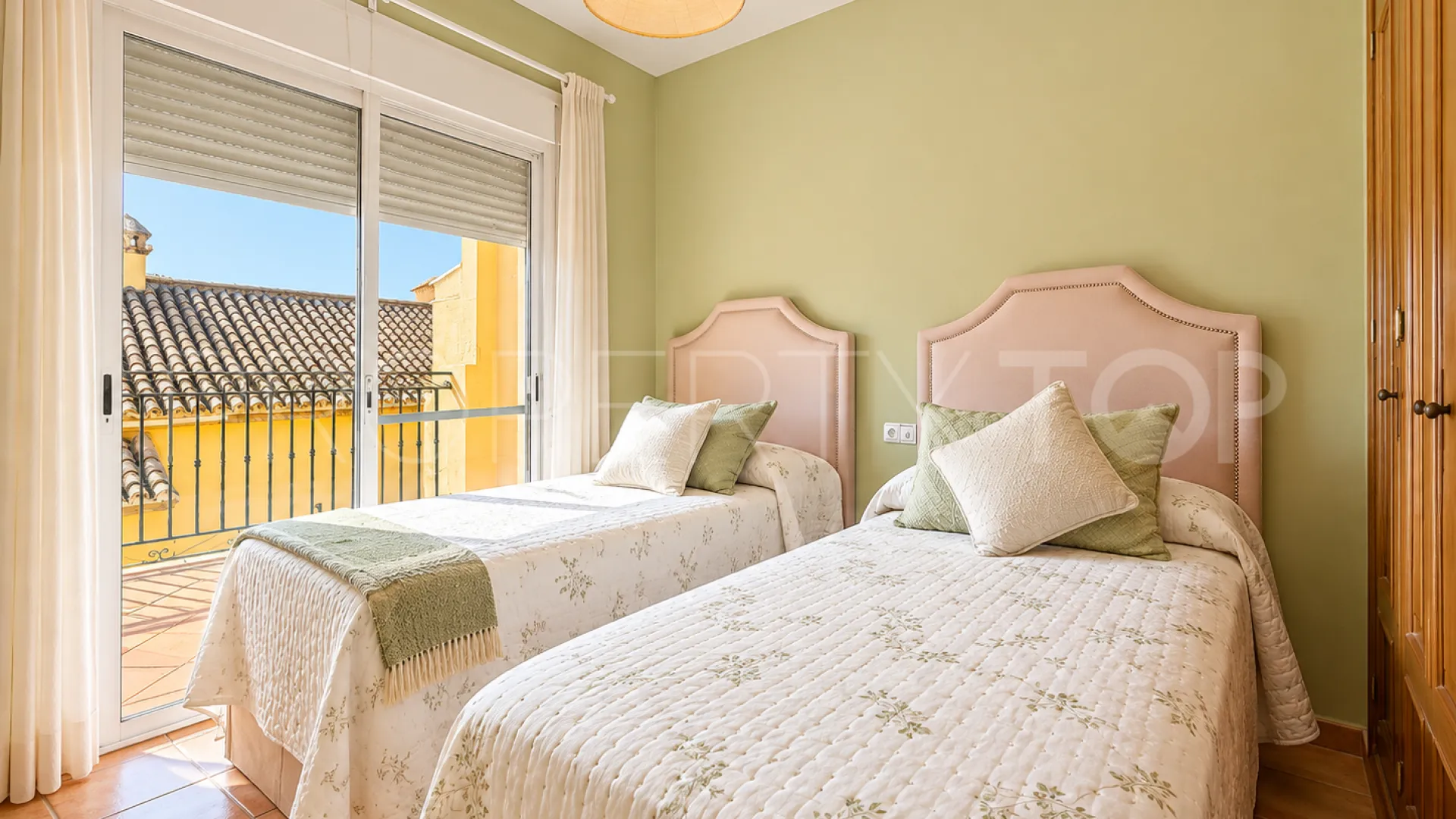 Buy Estepona Town town house with 4 bedrooms