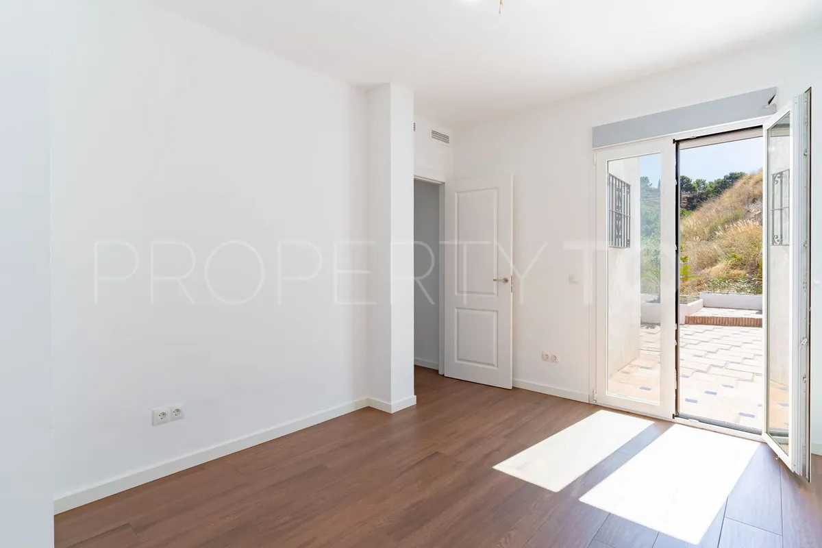 Se vende finca en Los Reales - Sierra Estepona de 5 dormitorios