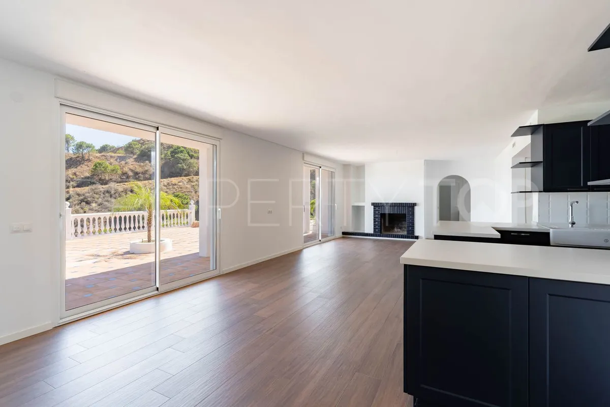 Se vende finca en Los Reales - Sierra Estepona de 5 dormitorios