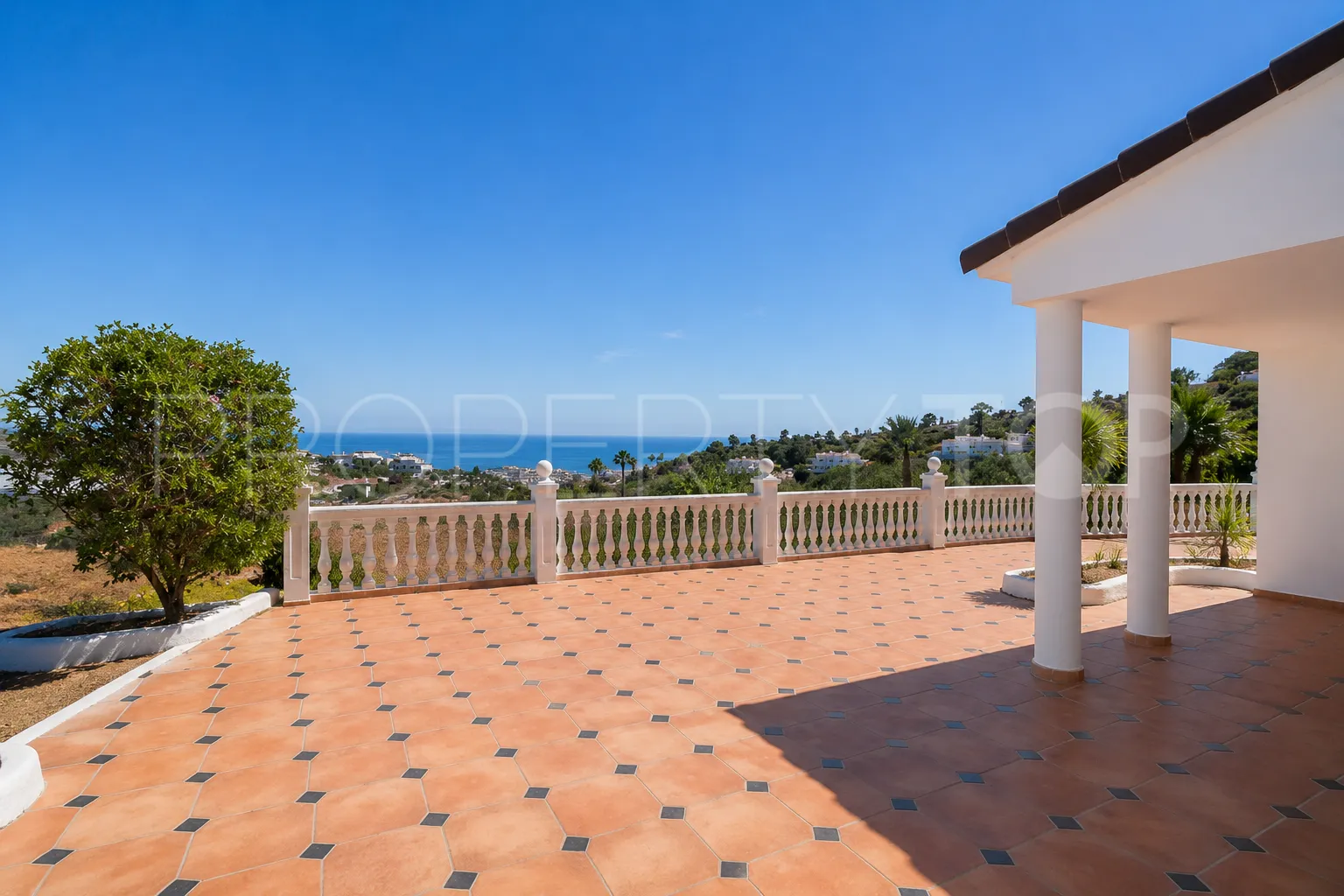 Se vende finca en Los Reales - Sierra Estepona de 5 dormitorios