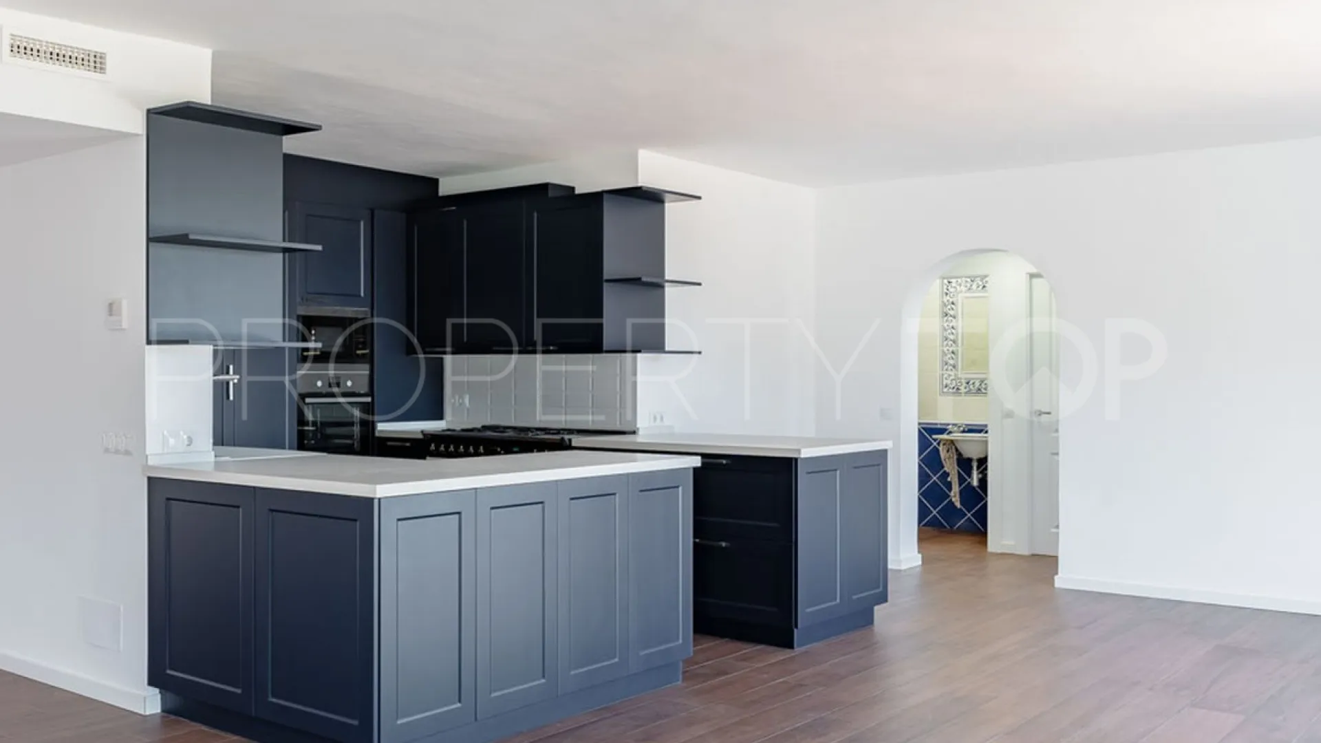 Se vende finca en Los Reales - Sierra Estepona de 5 dormitorios
