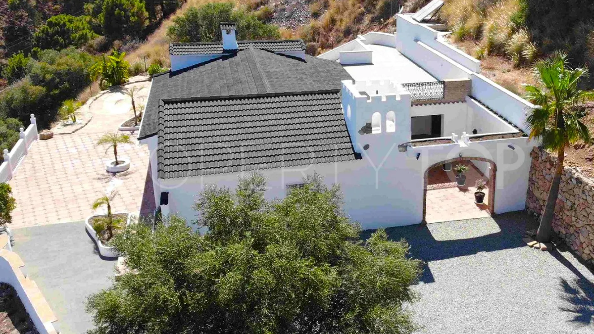 Se vende finca en Los Reales - Sierra Estepona de 5 dormitorios