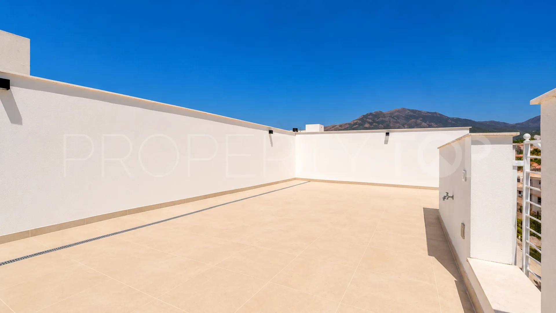 2 bedrooms duplex penthouse in Estepona Centre for sale