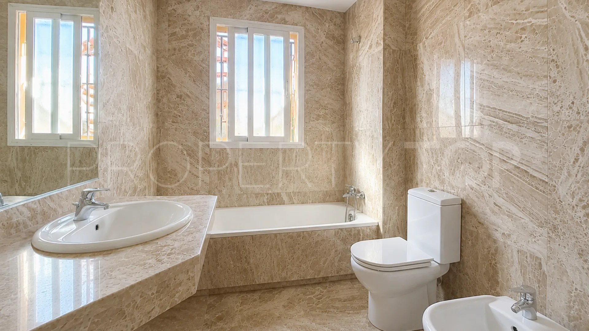 For sale town house in La Galera Park with 3 bedrooms