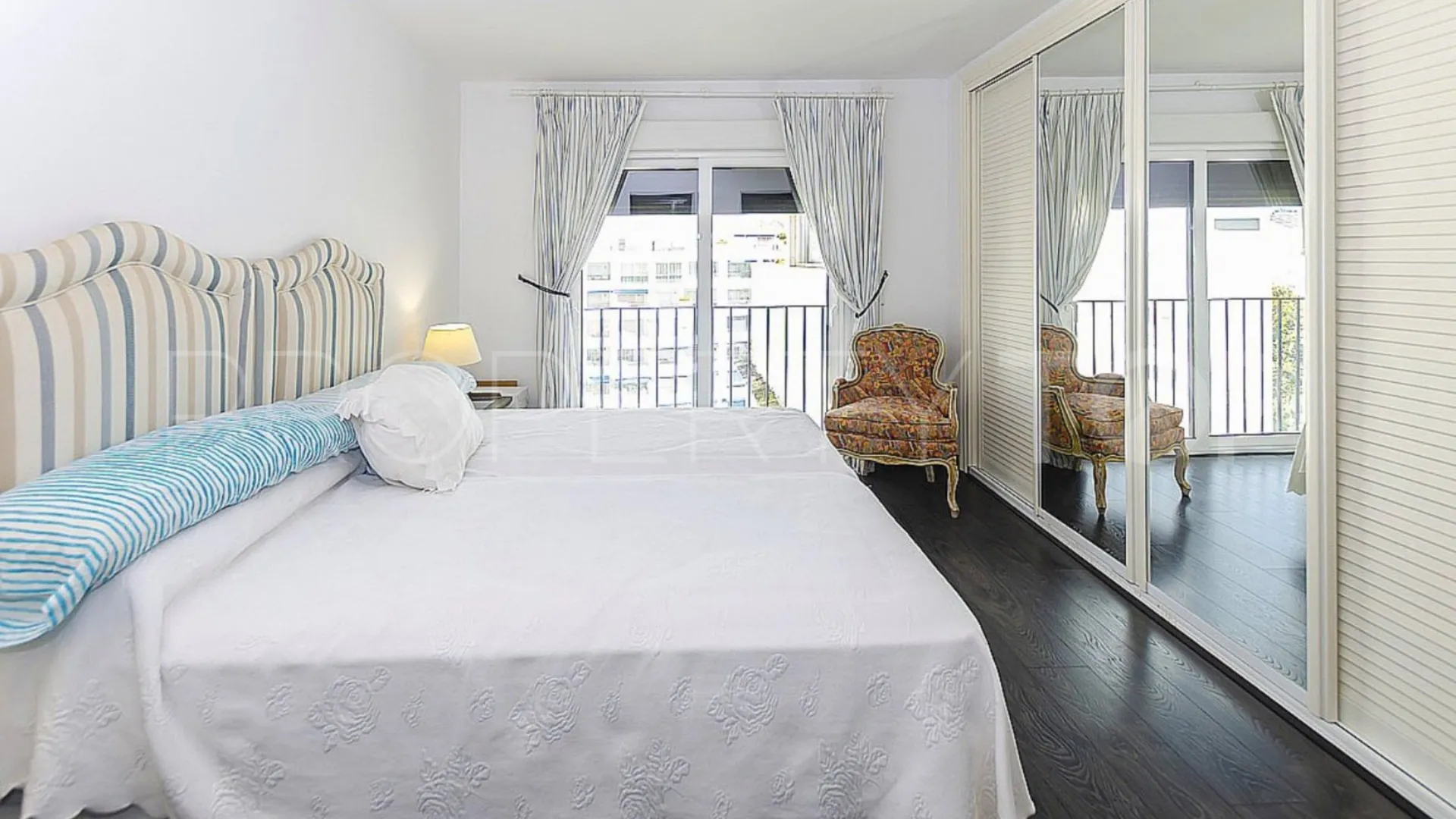 Ático en venta de 3 dormitorios en Marbella - Puerto Banus