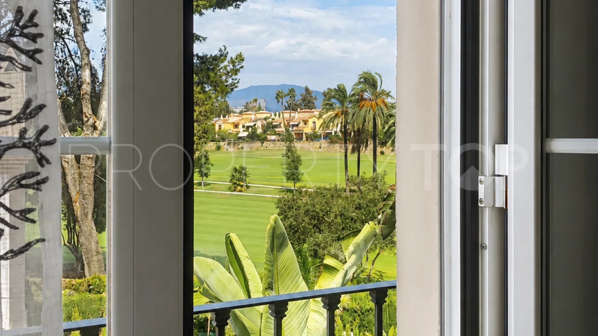 4 bedrooms semi detached house for sale in Guadalmina Alta