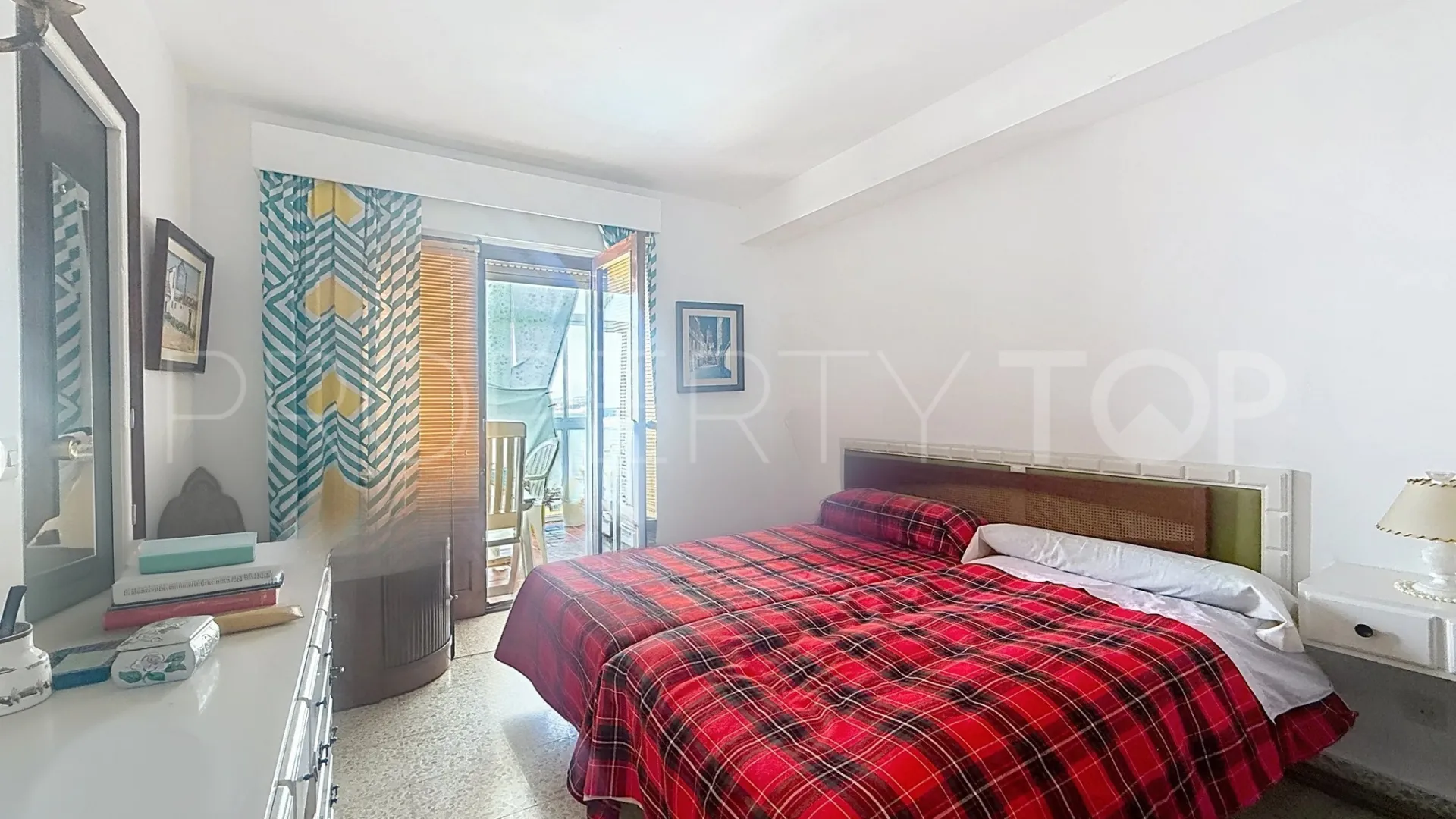 Se vende apartamento en Estepona Puerto con 3 dormitorios