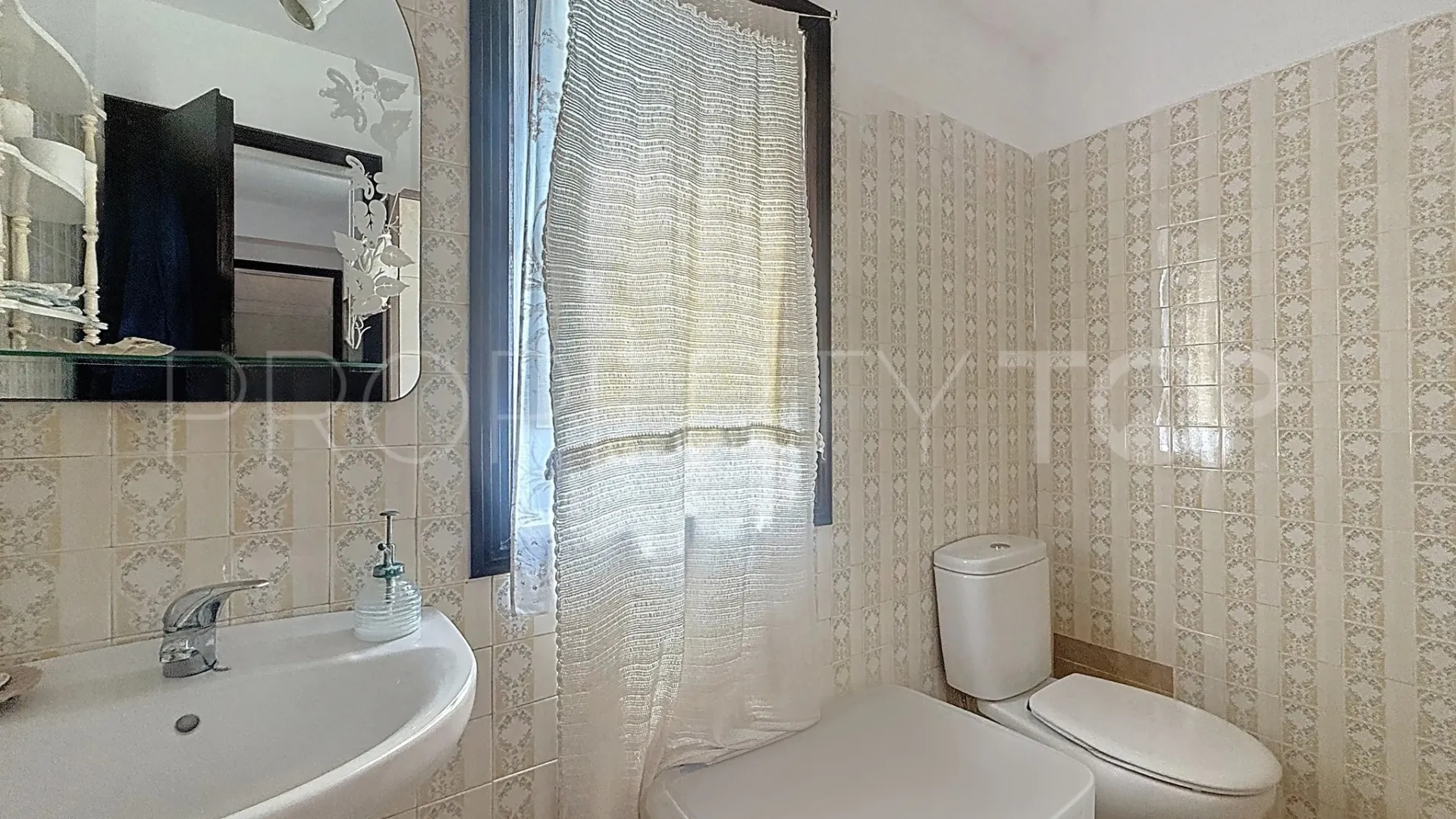 Se vende apartamento en Estepona Puerto con 3 dormitorios
