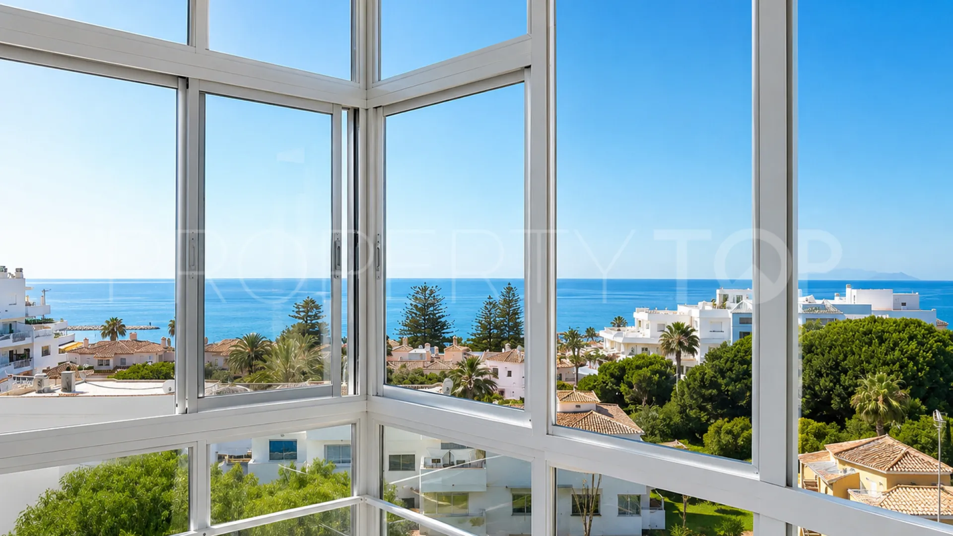 Se vende apartamento en Estepona Puerto con 3 dormitorios
