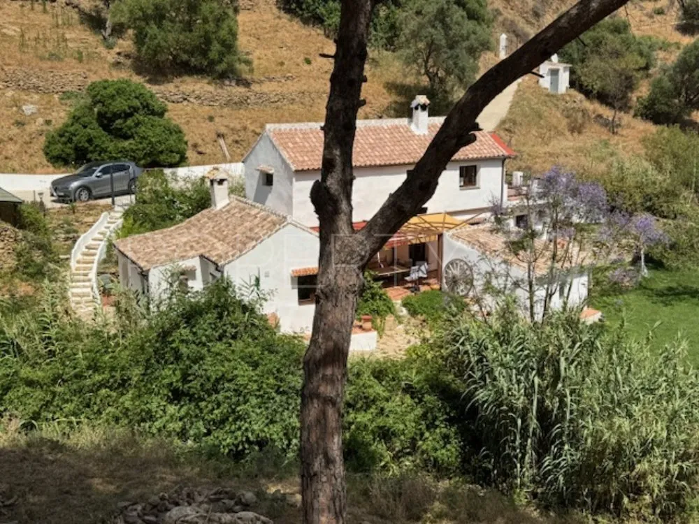 For sale country house with 4 bedrooms in Casares Montaña