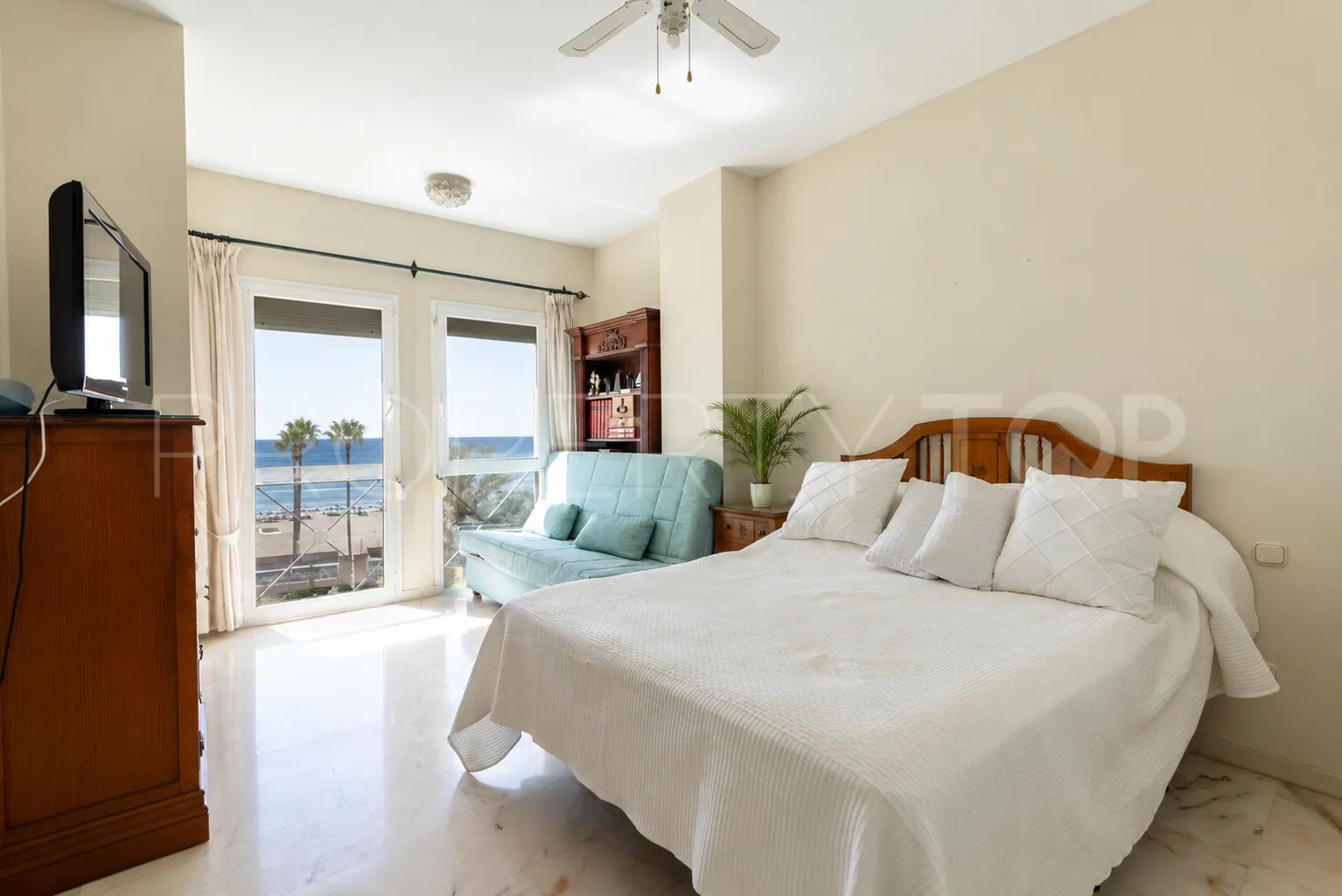 Apartamento con 3 dormitorios a la venta en Estepona Casco Antiguo