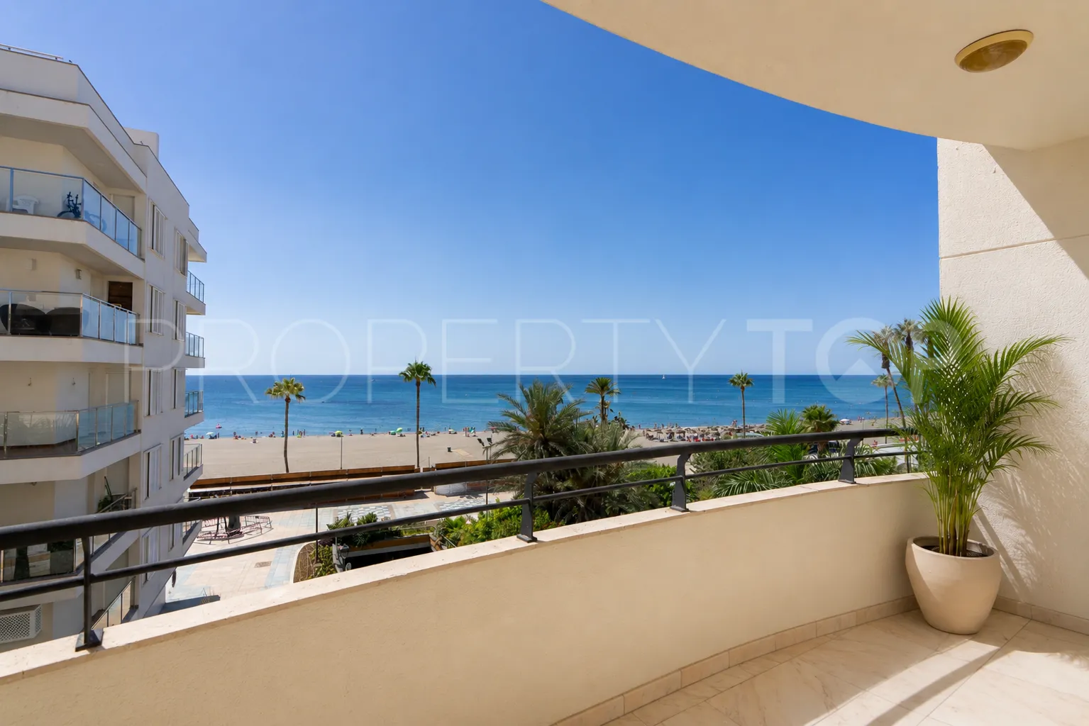 Apartamento con 3 dormitorios a la venta en Estepona Casco Antiguo